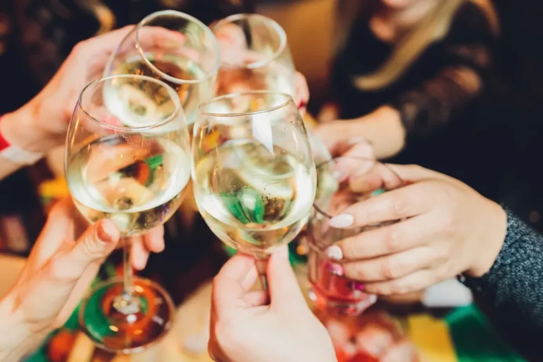 Easy & Delicious Cocktails for a Girls Night In With Friends